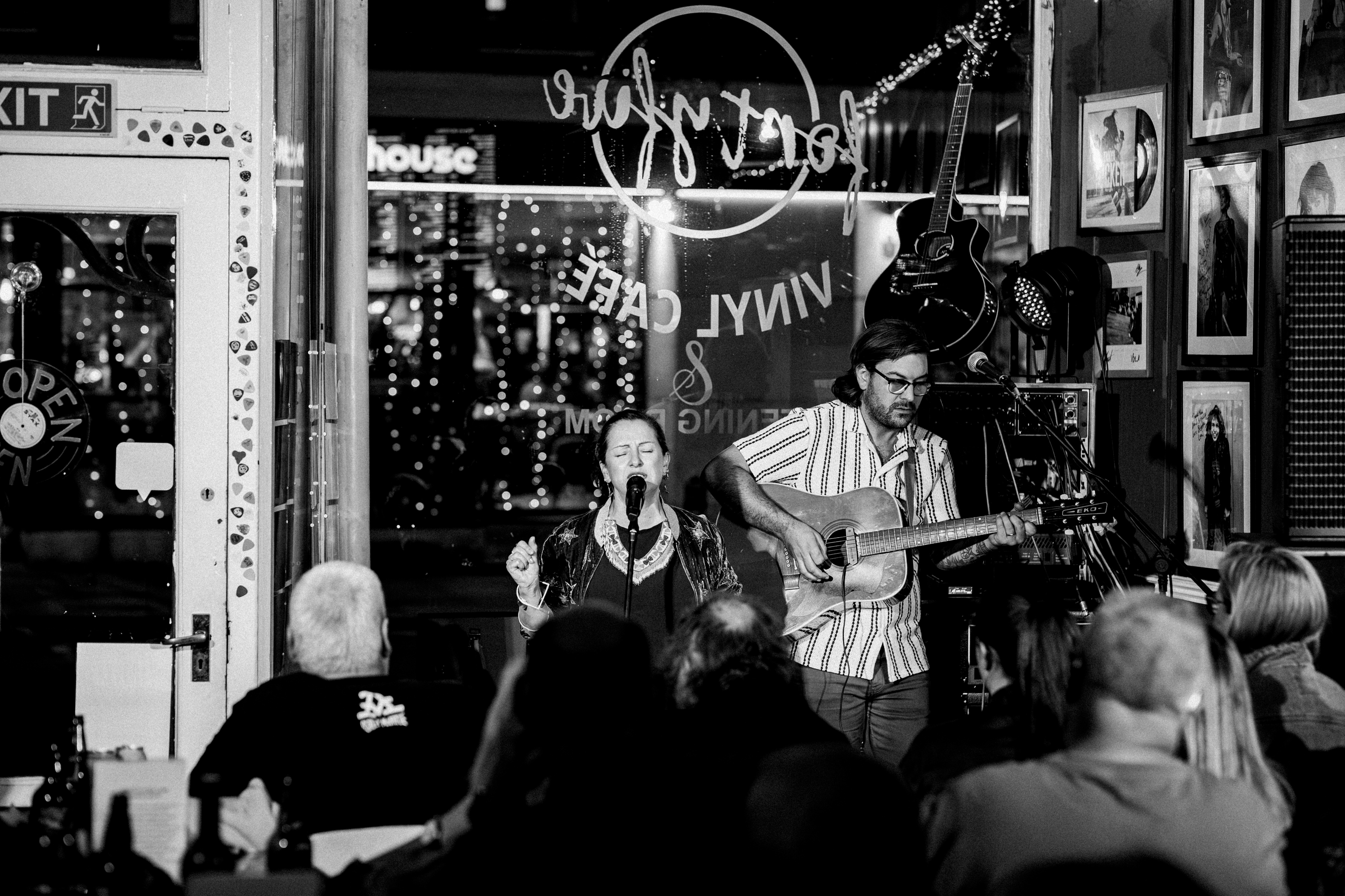 Maggie May Treanor live performance, black and white